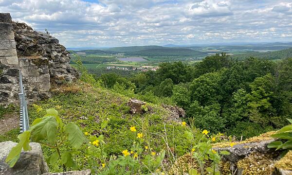 Umwerfend der Weitblick in alle Richtungen bis in die Gleichberge nach Thüringen.