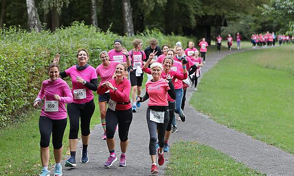 Laufen beim Pinklauf in Bad Brückenau macht offensichtlich glücklich. Und die Spendensumme kann sich sehen lassen.