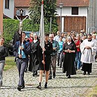 Die Fußwallfahrer kommen in Schlüsselau an.