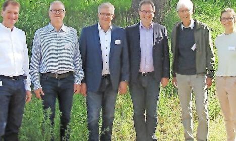Florian Lang (Manager des Projekts „Kommunale Biodiversität“), Michael Grauvogl (Leiter der höheren Naturschutzbehörde), Thilo Wagner (Erster Bürgermeister Stegaurach), Regierungspräsident Florian Luderschmid, Bernd Fricke (Zweiter Bürgermeister S...