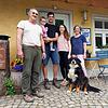 Beim Naturlandhof Weiß in Laibarös hat bereits die nächste Generation übernommen: Sohn Johannes (Mitte) mit Frau Sophia, eingerahmt von Otto und Irene Weiß und Hofhund Maja.