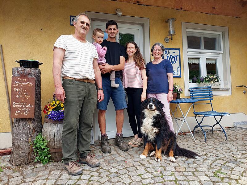 Beim Naturlandhof Weiß in Laibarös hat bereits die nächste Generation übernommen: Sohn Johannes (Mitte) mit Frau Sophia, eingerahmt von Otto und Irene Weiß und Hofhund Maja.