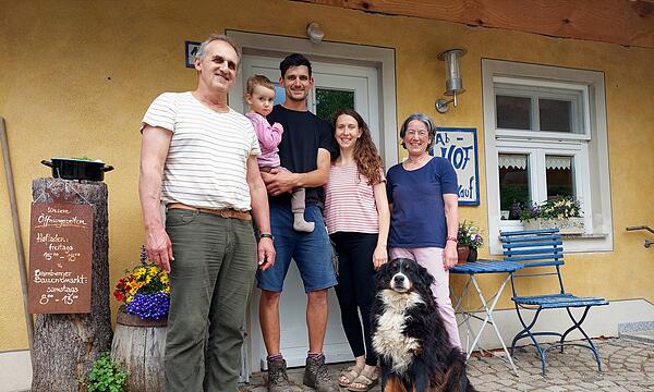 Beim Naturlandhof Weiß in Laibarös hat bereits die nächste Generation übernommen: Sohn Johannes (Mitte) mit Frau Sophia, eingerahmt von Otto und Irene Weiß und Hofhund Maja.