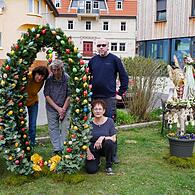 Ein etwas anderer Osterschmuck ziert dieses Jahr den Marktplatz in Wallenfels. Der Gartenbauverein und die Männer von Metallbau Bernard Hofmann sind stolz darauf.