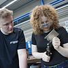 Unter Anleitung von Lehrling Jan Pfeil von Fischer Tire Tech lernt Realschülerin Victoria Krappmann wie man mit einer Handblechschere arbeitet.