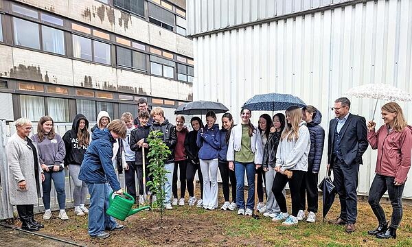 Die Pflanzaktion der Schulklasse fand bei Regen, doch in bester Laune gemeinsam mit der stellvertretenden Landrätin Rosi Kraus, dem Schulleiter Bruno Kuntke, der Klassleitung und Mitarbeitern des Landratsamtes Forchheim statt.