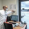 Grünes Licht für die erste Landung: Der Ärztliche Direktor des Uni-Klinikums Erlangen, Heinrich Iro, schaltet die Landungslichter ein und eröffnet damit offiziell die Hubschrauberlandeplattform. Grünes Licht für die erste Landung: Der Ärztliche Direktor des Uni-Klinikums Erlangen, Heinrich Iro, schaltet die Landungslichter ein und eröffnet damit offiziell die Hubschrauberlandeplattform.