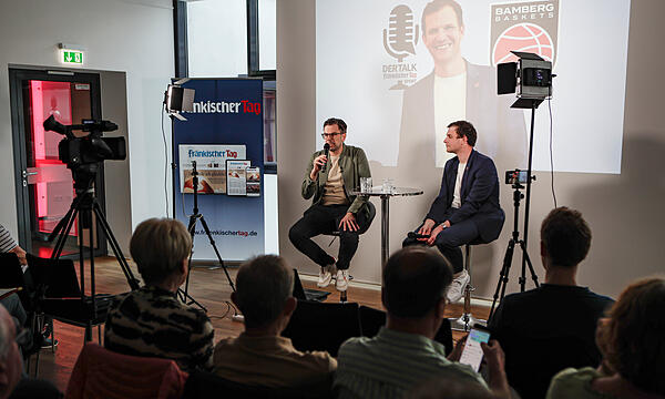 Philipp Höhne, Geschäftsführer der Bamberg Baskets (rechts), im Gespräch mit Moderator Maximilian Glas.