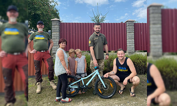 Kinder aus ukrainischen Familien, die ihre Väter an der Front verloren haben, hat Toni Messingschlager (rechts) mit einer Fahrradspende überrascht.