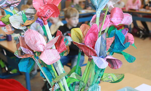 Der 1. Platz im Teamwettbewerb geht an die Klasse 4a der Dr.-Roßbach-Grundschule Lichtenfels. Die Schülerinnen und Schüler begeisterten die Jury mit ihrem bunten Blumenstrauß.