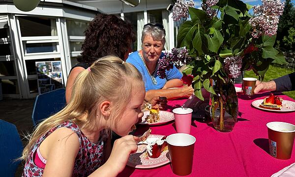 Großes Kuchenbüffet mit ukrainischen Spezialitäten zur Apfelbäumchen-Pflanzaktion.
