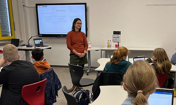 KLARTEXT!-Redakteurin Ann-Kathrin Thönnes gab den Schülerinnen und Schülern der AG Schülerzeitung  der Jacob-Curio-Realschule Tipps zum Recherchieren und zum Schreiben von Artikeln.