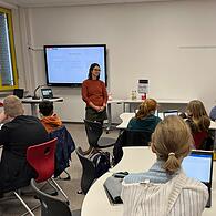 KLARTEXT!-Redakteurin Ann-Kathrin Thönnes gab den Schülerinnen und Schülern der AG Schülerzeitung  der Jacob-Curio-Realschule Tipps zum Recherchieren und zum Schreiben von Artikeln.