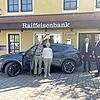 Vor der Raiffeisenbank wurde das Fahrzeug übergeben (v. l.): Anton Poßer (Gewinner) mit seiner Ehefrau Anneliese sowie Thomas Müller und Gerhard Thiem von der Raiffeisenbank Fränkische Schweiz.