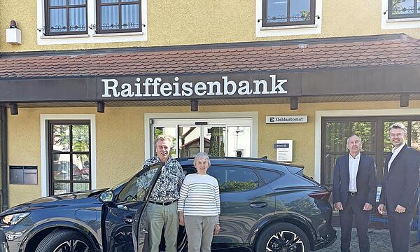 Vor der Raiffeisenbank wurde das Fahrzeug übergeben (v. l.): Anton Poßer (Gewinner) mit seiner Ehefrau Anneliese sowie Thomas Müller und Gerhard Thiem von der Raiffeisenbank Fränkische Schweiz.