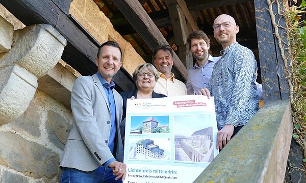 Bürgermeister Andreas Hügerich, Christine Wittenbauer (Leiterin der Stadtbücherei), Stadtbaumeister Gerhard Pülz, Steffen Hofmann (Leiter des Amtes für Wirtschaft, Tourismus & Kultur) und Johannes Zeck, Geschäftsleiter des FADZ Zweckverbandes, fr...