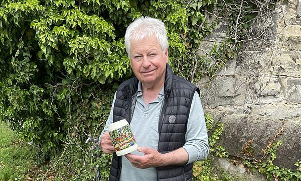Harald Hubl mit dem Annafest-Krügla 2024 auf der Bastion an der Kaiserpfalz.
