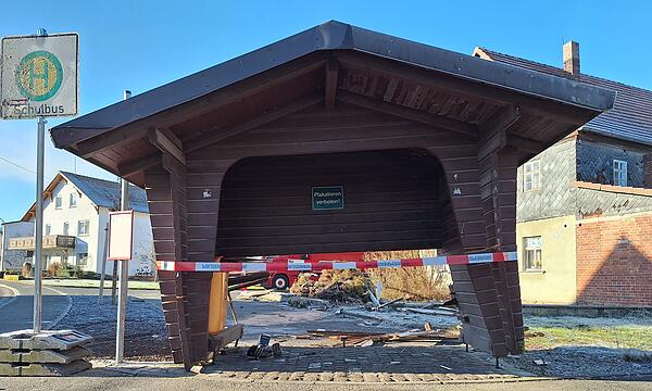 Pkw rammt Bushäuschen in Neustadt bei Coburg