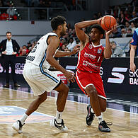 Der Bamberger Noah Locke (rechts) im Hinspiel gegen den Ex-Bamberger Kenny Ogbe.