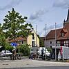 Wo auf diesem Foto Pizza- und Eiswagen stehen, sollen die neuen Marktbuden hinkommen. Der Baukörper ist 18,5 Meter lang und 3,5 Meter breit.