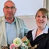 Bürgermeister Andreas Sandwall beglückwünscht Franziska Hein zur Wahl als erste Feuerwehr-Kommandantin in der Geschichte der Gemeinde Bad Bocklet.