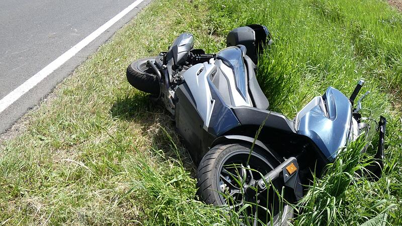 Die Honda des 68-jährigen Motorradfahrers aus Schweinfurt wurde in den Grünstreifen neben der Fahrbahn geschleudert.