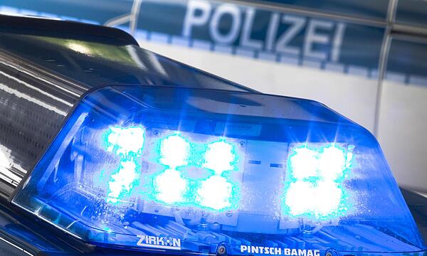 Ein bislang unbekannter Mann soll eine Frau in ihrer Wohnung in Weismain (Kreis Lichtenfels) überfallen und gefesselt haben.
