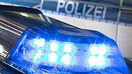Ein bislang unbekannter Mann soll eine Frau in ihrer Wohnung in Weismain (Kreis Lichtenfels) überfallen und gefesselt haben.