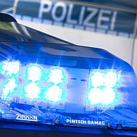 Ein bislang unbekannter Mann soll eine Frau in ihrer Wohnung in Weismain (Kreis Lichtenfels) überfallen und gefesselt haben.
