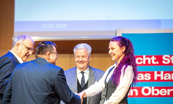 Geschäftsführer der Wirtschaftsförderungsgesellschaft der Stadt  Coburg, Stephan Horn, gratuliert Viviane Kraus.