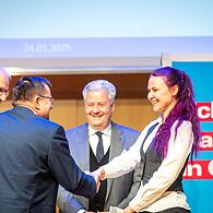Geschäftsführer der Wirtschaftsförderungsgesellschaft der Stadt  Coburg, Stephan Horn, gratuliert Viviane Kraus.