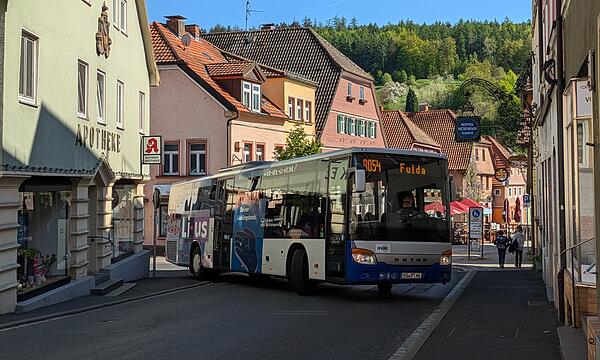 Das Bild zeigt eindrucksvoll, wie eng es in Bad Brückenau auf Höhe der Schwan-Apotheke zugeht. Wenn sich hier zwei Busse oder Lkw begegnen, beginnt das große rangieren.