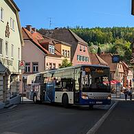 Das Bild zeigt eindrucksvoll, wie eng es in Bad Brückenau auf Höhe der Schwan-Apotheke zugeht. Wenn sich hier zwei Busse oder Lkw begegnen, beginnt das große rangieren.
