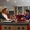 Gute Gespräche an der neuen Kochinsel – die Frauen aus der Ukraine kochen oft gemeinsam. Gute Gespräche an der neuen Kochinsel – die Frauen aus der Ukraine kochen oft gemeinsam.