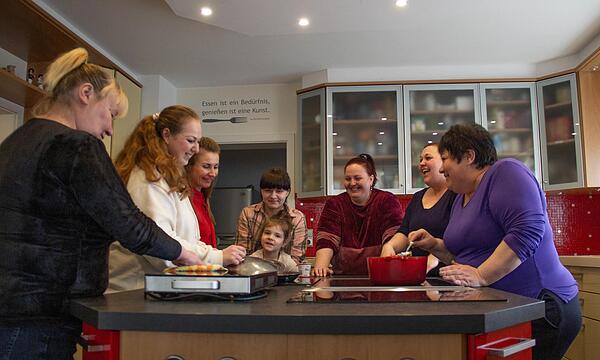 Gute Gespräche an der neuen Kochinsel – die Frauen aus der Ukraine kochen oft gemeinsam.