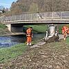 Thomas Zier (rechts) und Michael Kessel (links) packen unter der Dorfbrücke von Fürth am Berg mit an. Der Unrat entlang des Fahrrad- und Gehweges muss schließlich weg. Thomas Zier (rechts) und Michael Kessel (links) packen unter der Dorfbrücke von Fürth am Berg mit an. Der Unrat entlang des Fahrrad- und Gehweges muss schließlich weg.