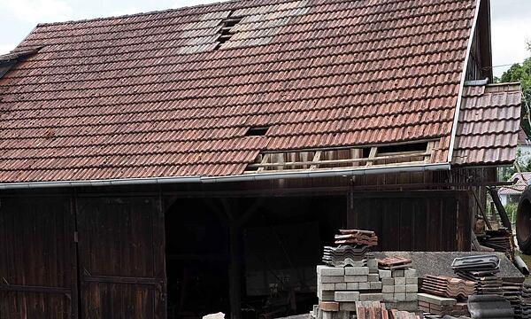 Bieberbach: Starke Windhose deckt mehrere Dächer ab