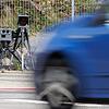Ein System zur Geschwindigkeitsmessung steht am Straßenrand Ein System zur Geschwindigkeitsmessung steht am Straßenrand