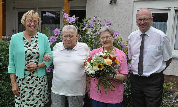 Das Fest der eisernen Hochzeit für 65 gemeinsame Ehejahre feierten Marga und Arthur Oeser in Junkersdorf. Neben vier Kindern mit ihren Familien gratulierten Stellvertretende Landrätin Birgit Bayer (links) namens des Landkreises Haßberge und Bürger...