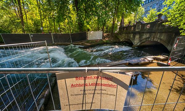 Trauerbekundung an der Eisbachwelle