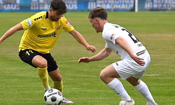 Marco Stefandl (am Ball) und die SpVgg Bayreuth haben am letzten Spieltag der Regionalliga Bayern eine 1:3-Heimniederlage gegen die SpVgg Ansbach kassiert.