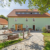 So sieht das Haus und die Terrasse des Cafés jetzt aus.