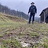 Im Damwildgehege von Norbert Hutzelmann in Gräfendorf hat mutmaßlich zweimal der Wolf zugeschlagen. Im Vordergrund sieht man Haare eines der getöteten Hirschkälber. Im Damwildgehege von Norbert Hutzelmann in Gräfendorf hat mutmaßlich zweimal der Wolf zugeschlagen. Im Vordergrund sieht man Haare eines der getöteten Hirschkälber.