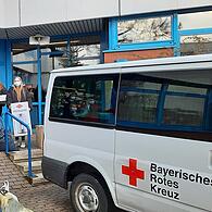 Mitarbeiter der Kleiderkammer des Bayerischen Roten Kreuzes und des Vereins "Freund statt fremd" freuen sich über die Kleiderspenden der Mittelschule Scheßlitz.