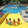 Das Freibad in Herzogenaurach liegt mitten in der Stadt.