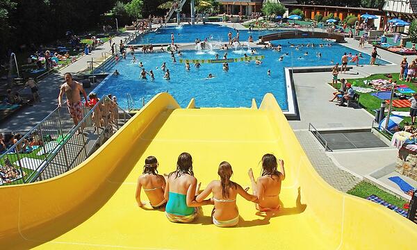 Das Freibad in Herzogenaurach liegt mitten in der Stadt.