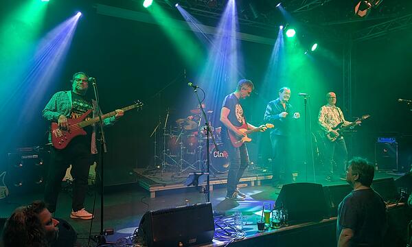 Classic-Rock Band „Claro“ trat schon häufiger im Bamberger Live-Club auf. Mit großer Leidenschaft stehen die Bandmitglieder auf der Bühne.