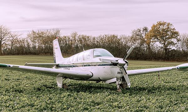 Beechcraft-Flugzeug auf Rapsfeld bei Mechow notgelandet
