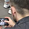 Während des Abendservice checkt der Sternekoch noch schnell das neueste YouTube-Video, welches ihm sein Cutter gerade zugeschickt hat.