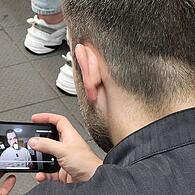 Während des Abendservice checkt der Sternekoch noch schnell das neueste YouTube-Video, welches ihm sein Cutter gerade zugeschickt hat.
